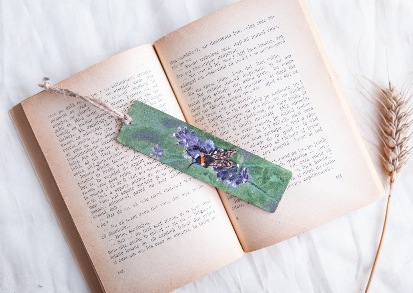 Semn de carte din lemn, pictat - Albinuța, S. Hanelore