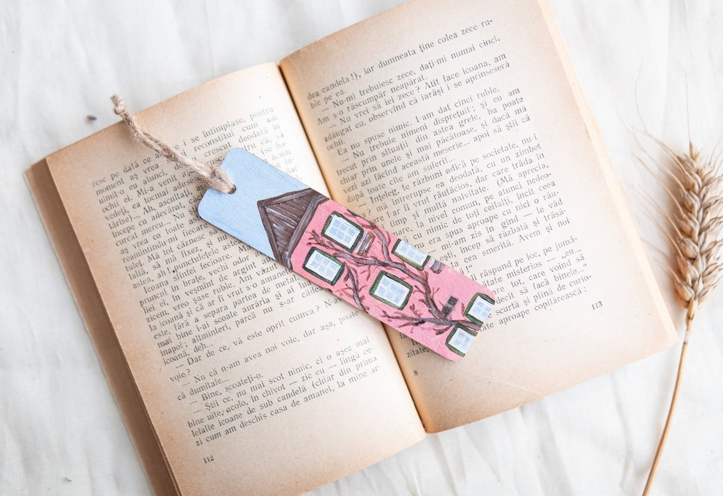 Semn de carte din lemn, pictat - Casuță, S. Hanelore