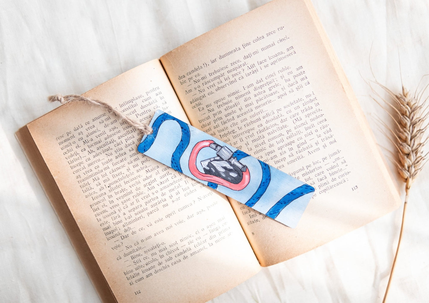 Semn de carte din lemn, pictat - La cocoțat, S. Hanelore