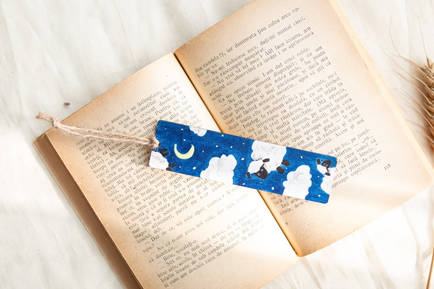 Semn de carte din lemn, pictat - Oi de somn, S. Hanelore