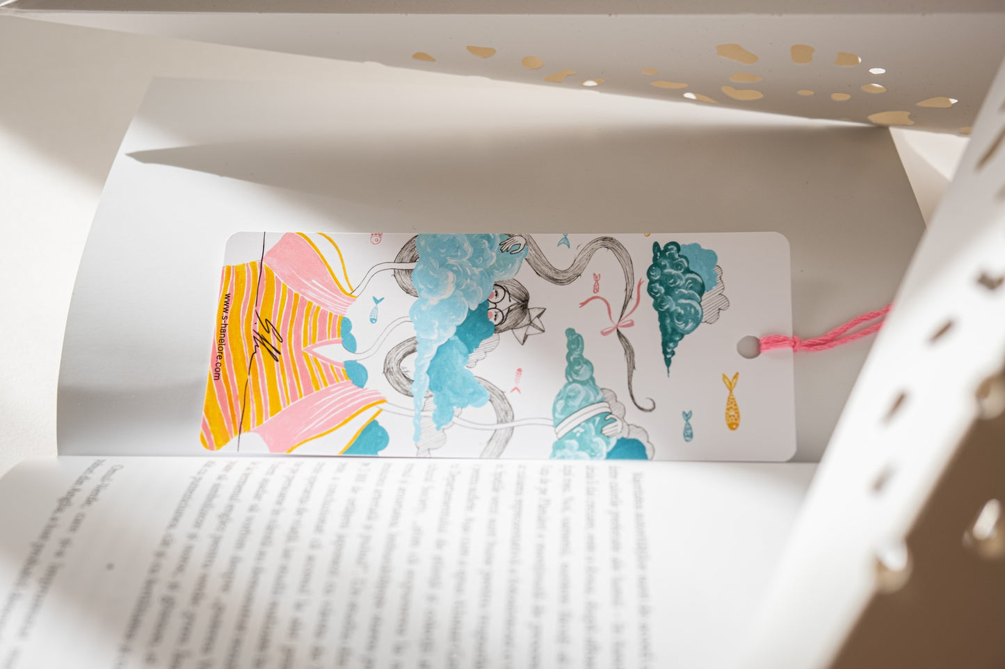 Semn de carte ”Ascunsă printre nori”